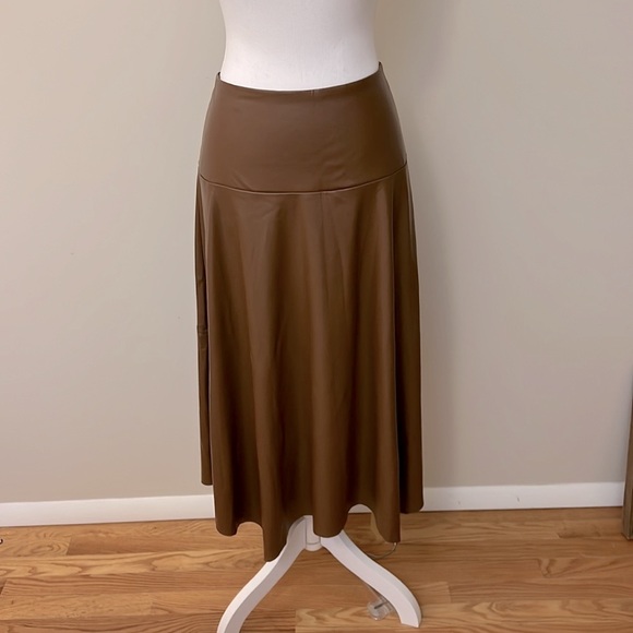 NWT / 7 For All Mankind Asymmetrical  hem, faux leather midi skirt - Size L - Picture 2 of 7